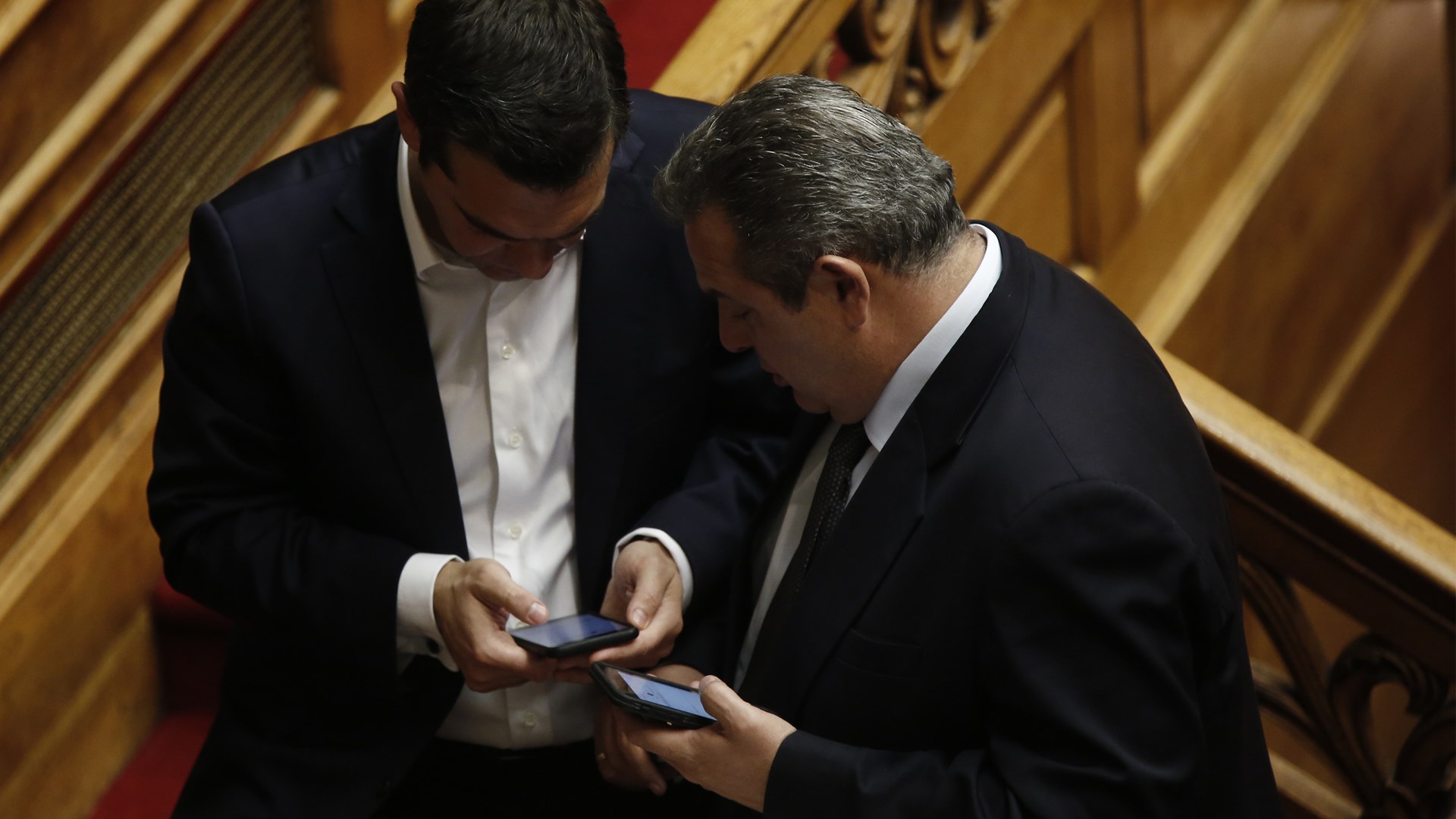 Το “κόλλημα” Τσίπρα-Καμμένου με τα smartphone και τα διακομματικά… πηγαδάκια – ΦΩΤΟ
