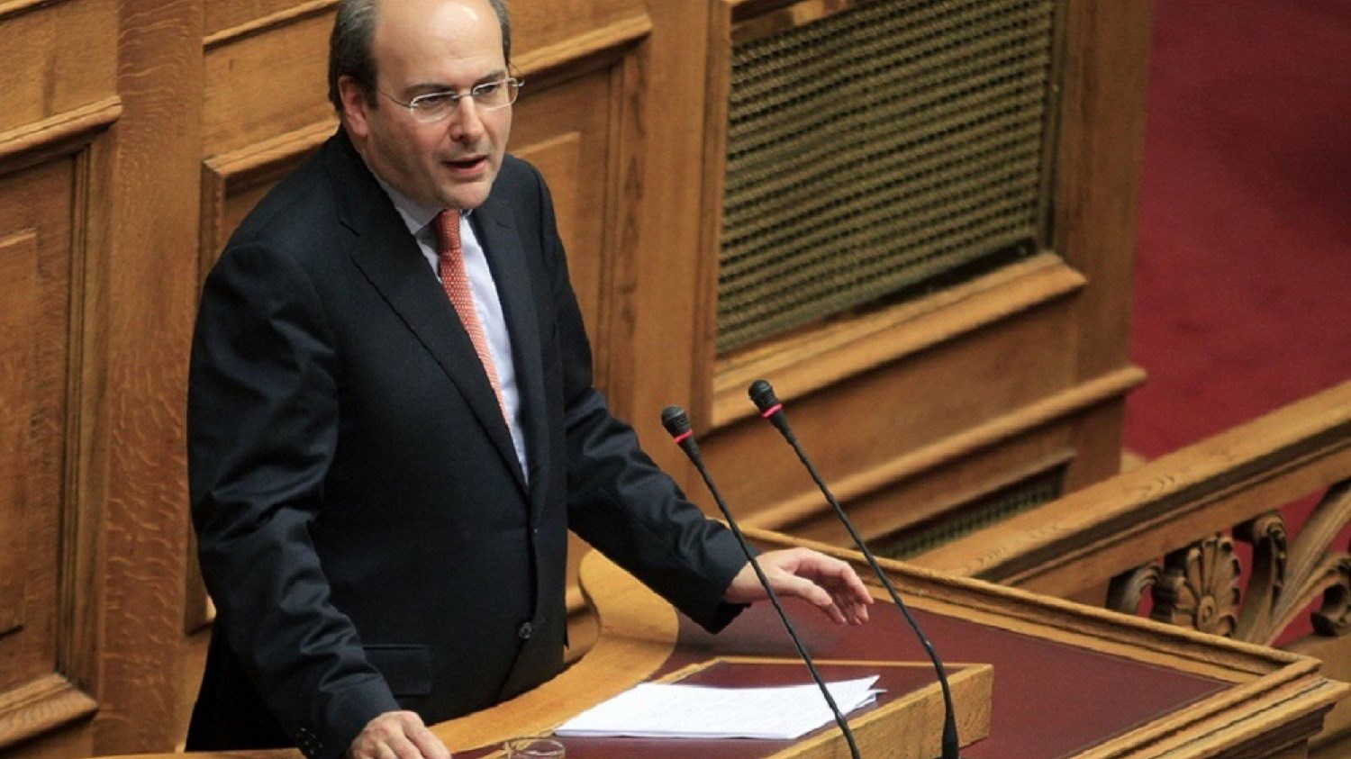 Γιατί έφυγε άρον-άρον από τη βουλή ο Χατζηδάκης