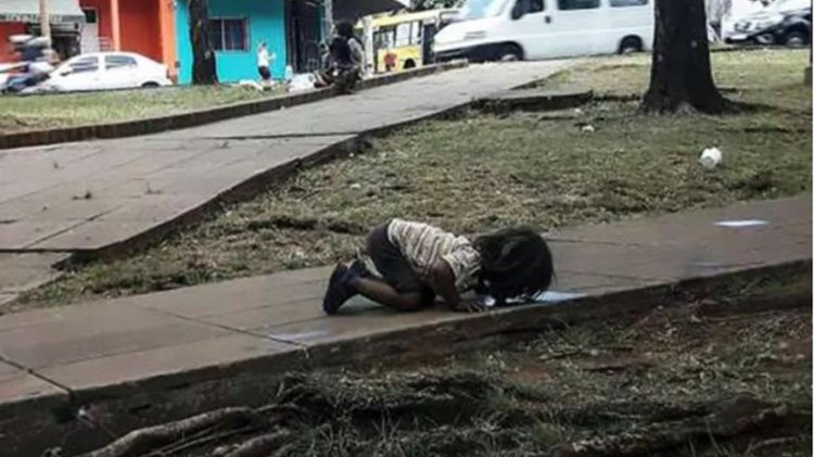 ΦΩΤΟ – γροθιά στο στομάχι: Παιδί πίνει νερό από γούβα στον δρόμο