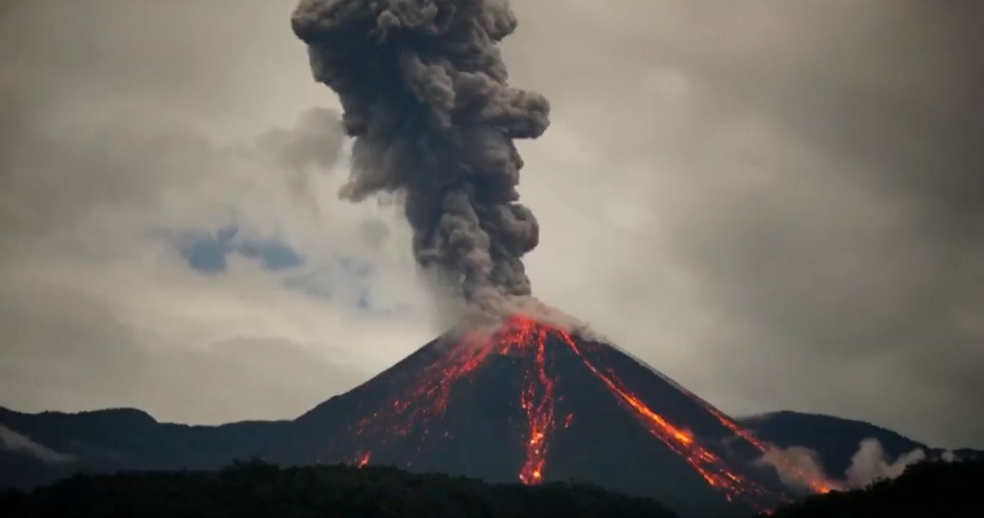 Εντυπωσιακή έκρηξη ηφαιστείου στο Εκουαδόρ – ΒΙΝΤΕΟ