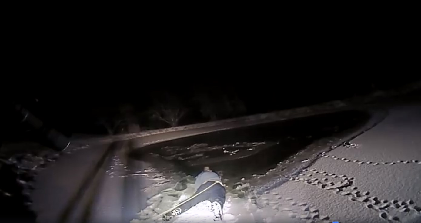Δραματική διάσωση σκύλου από παγωμένη λίμνη – ΒΙΝΤΕΟ