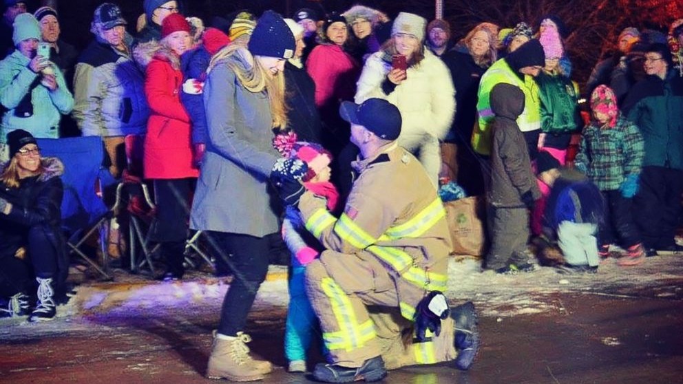 Συγκινητικό βίντεο: Πυροσβέστης έκανε πρόταση γάμου στην αγαπημένη του και την κόρη της