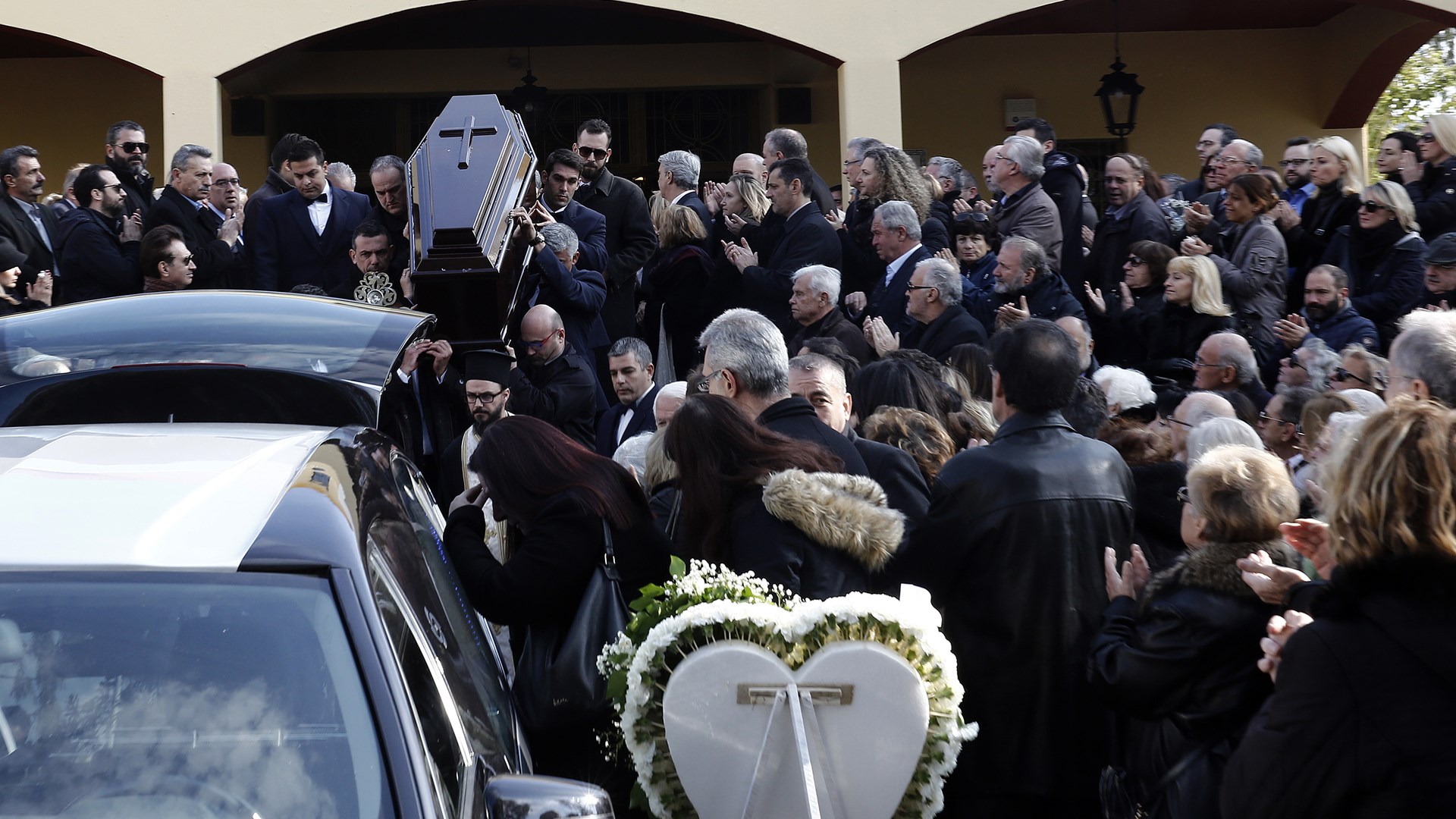 Συγκίνηση και οδύνη στην κηδεία του δημοσιογράφου Βασίλη Μπεσκένη – ΒΙΝΤΕΟ – ΦΩΤΟ