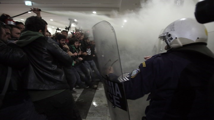 Στη φυλακή όποιος εμποδίζει τους πλειστηριασμούς – Τι περιλαμβάνει η τροπολογία που κατατέθηκε