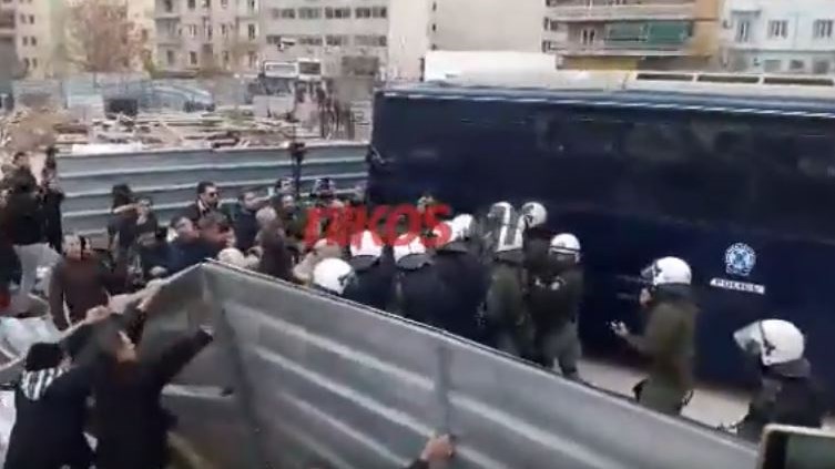 Ένταση και χημικά έξω από το Ειρηνοδικείο Αθηνών – ΤΩΡΑ – ΒΙΝΤΕΟ