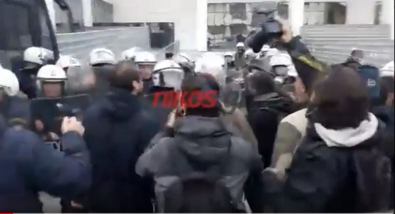 Νέο βίντεο από τα επεισόδια έξω από το Ειρηνοδικείο Αθηνών