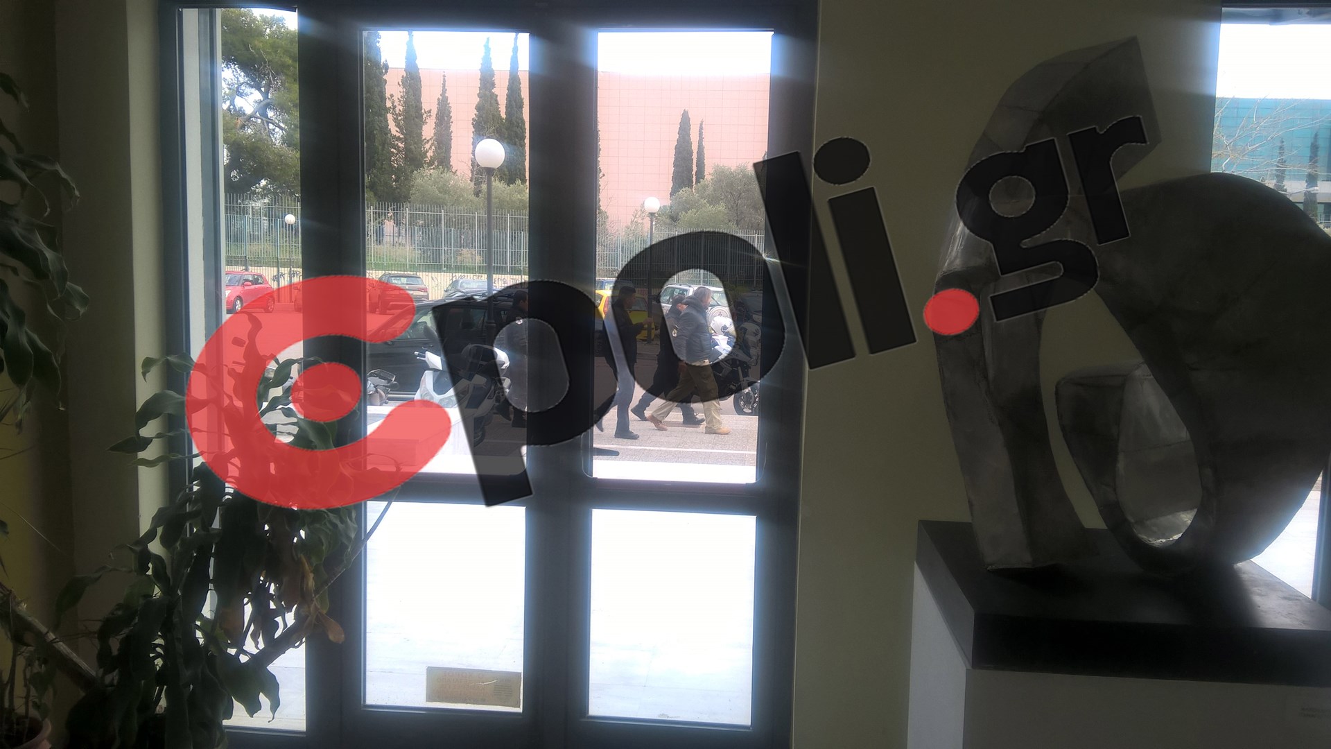 Πρωτοφανές – Ύποπτος άνδρας, “γλίστρησε” από την ασφάλεια του υπουργείου Παιδείας και έφτασε μέχρι το γραφείο του γενικού γραμματέα