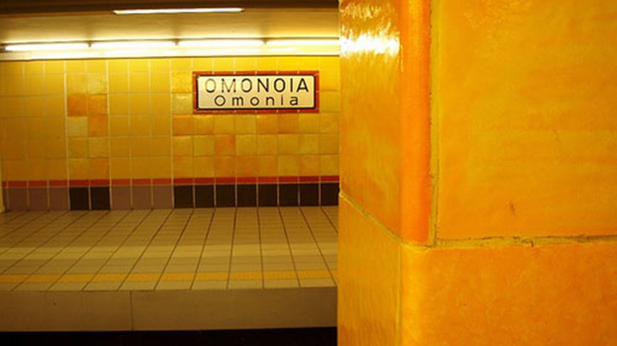 Πυροσβέστες επιχειρούν για την ανάσυρση της σορού στον ΗΣΑΠ στην Ομόνοια – ΤΩΡΑ