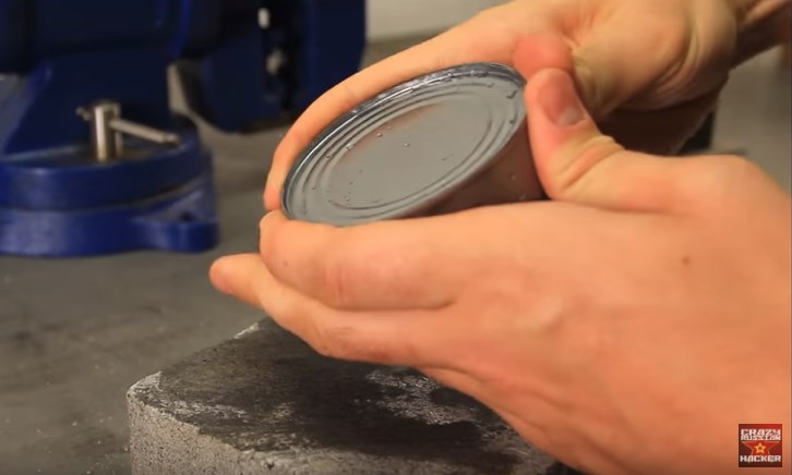 Πώς μπορείς να ανοίξεις μία κονσέρβα με… τα χέρια σου – ΒΙΝΤΕΟ