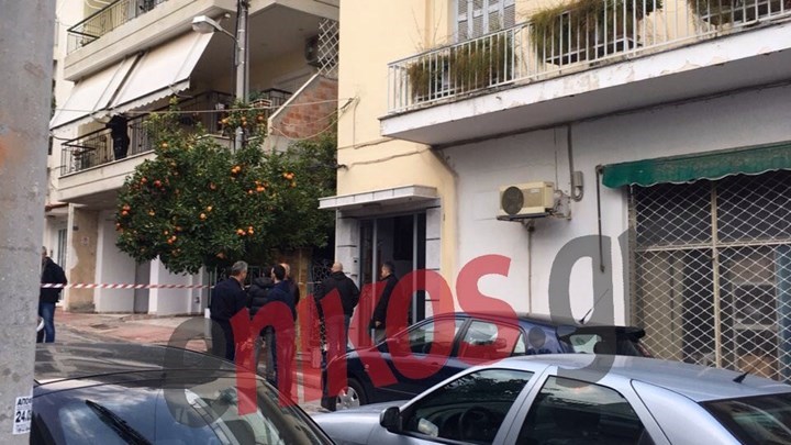 Αγκαλιασμένες στο ίδιο φέρετρο κηδεύτηκαν η γυναίκα και η κόρη του μακελάρη αστυνομικού – Δάκρυσε όλη η Ελλάδα