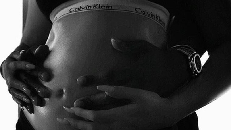 Η Κλόε Καρντάσιαν επιβεβαίωσε την εγκυμοσύνη της μέσω Instagram