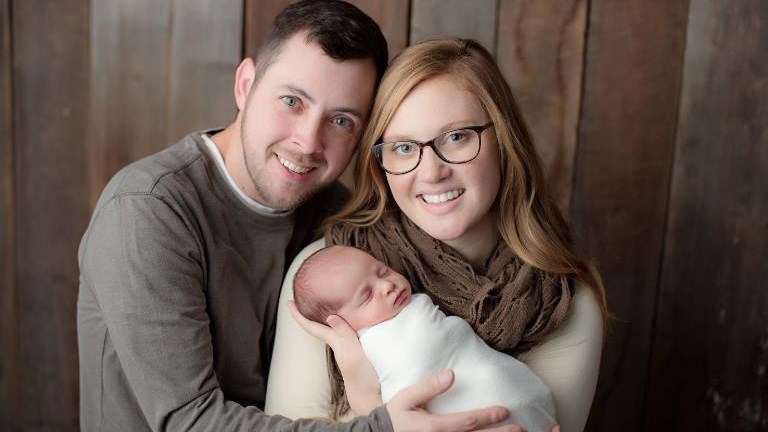 Αυτό το μωρό είναι μόλις ένα χρόνο… μικρότερο από τη μητέρα του – ΒΙΝΤΕΟ – ΦΩΤΟ