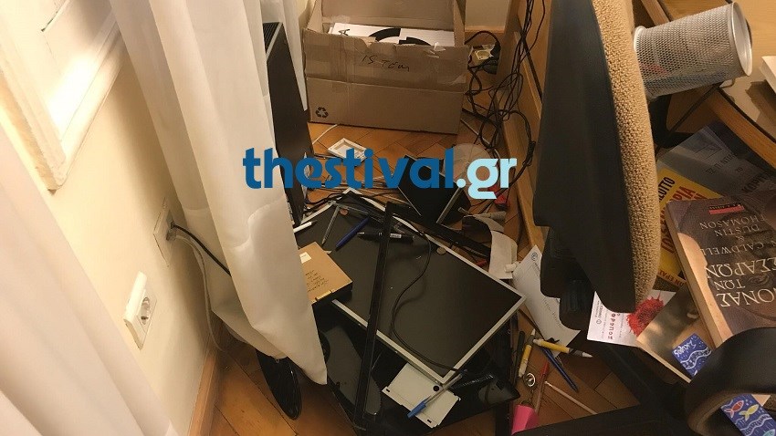 Νέες ΦΩΤΟ από την επίθεση κουκουλοφόρων στα γραφεία της Ένωσης Συντακτών στη Θεσσαλονίκη