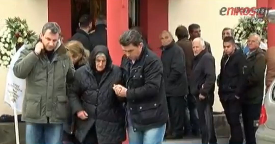 “Γιατί το έκανες Χρήστο μου;” ούρλιαζε κλαίγοντας η τραγική μάνα πάνω από το φέρετρο του μακελάρη αστυνομικού – ΒΙΝΤΕΟ