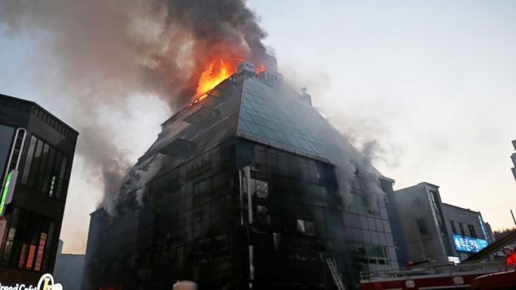 Τουλάχιστον 16 νεκροί από πυρκαγιά που ξέσπασε σε οκταώροφο κτίριο στη Νότια Κορέα – ΒΙΝΤΕΟ – ΦΩΤΟ