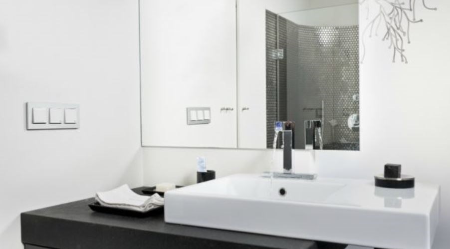 Αυτό είναι το κόλπο για να μην θολώνει ο καθρέφτης του μπάνιου που ελάχιστοι γνωρίζουν