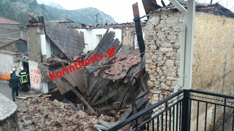 ΦΩΤΟ από την επιχείρηση για τον απεγκλωβισμό ατόμου από σπίτι που κατέρρευσε στην Αρκαδία