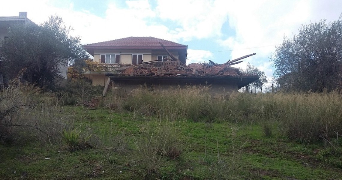 Μόνο στην Ελλάδα συμβαίνουν αυτά: Γκρέμισαν λάθος σπίτι στο Αγρίνιο – ΦΩΤΟ