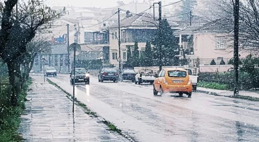 Χριστουγεννιάτικο ντεκόρ στα Τρίκαλα – Το έστρωσε μέσα στην πόλη – ΦΩΤΟ ΚΑΙ ΒΙΝΤΕΟ