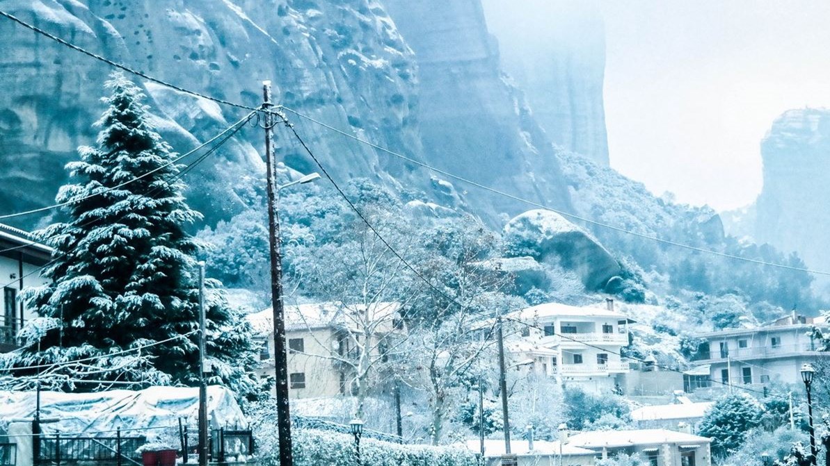 Επιβλητικές οι εικόνες από τα χιονισμένα Άγια Μετέωρα – ΦΩΤΟ