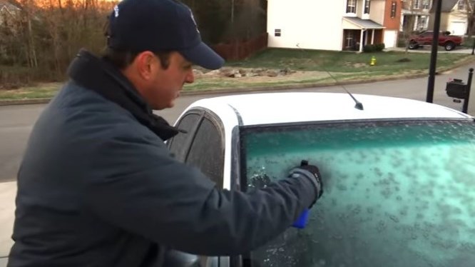 Το απόλυτο κόλπο για να καθαρίσετε τον πάγο από το παρμπρίζ – ΒΙΝΤΕΟ