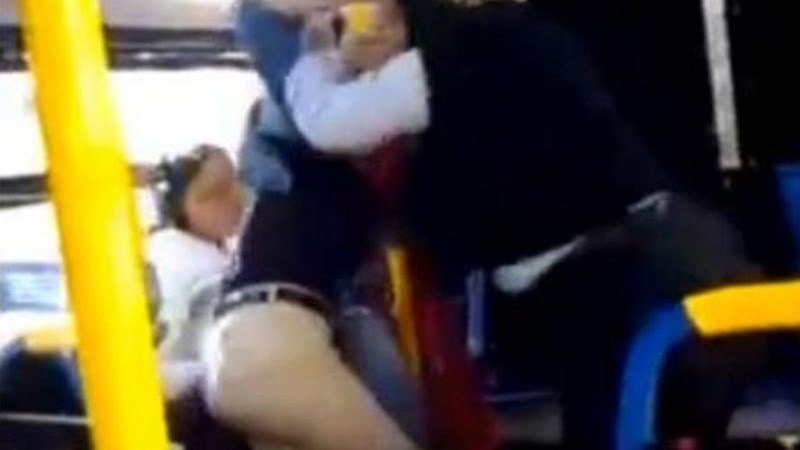 Άγριο ξύλο σε τουριστικό λεωφορείο – Ο οδηγός έβγαλε… κατσαβίδι