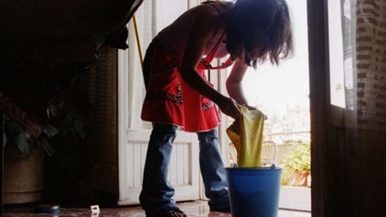 Πέταξε το ξεσκονόπανο και έγινε “δράκουλας” – Σάλος με την οικιακή βοηθό που δάγκωσε το…μόριο του αφεντικού της