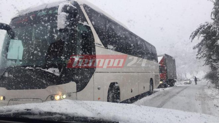 “Σαρώνει” η χιονοθύελλα στην Αχαΐα – Εγκλωβισμένοι 34 επιβάτες λεωφορείου