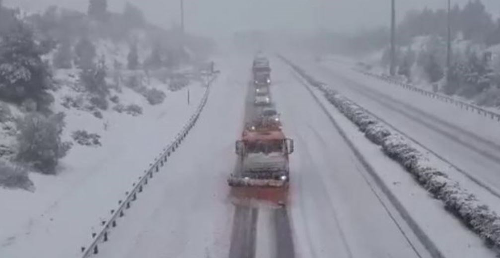 Χάος στην E.O Θεσσαλονίκης – Αθήνας από τον χιονιά – Ντελαπάρισαν αυτοκίνητα στη Λαμία – Δίπλωσαν νταλίκες στον Μπράλο – ΒΙΝΤΕΟ