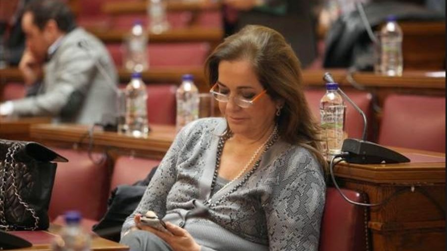 Η Ντόρα Μπακογιάννη το παραδέχεται: Το μωρό μοιάζει στην Κοσιώνη – Αποκάλυψε τη μυστική συνταγή της για τους κουραμπιέδες