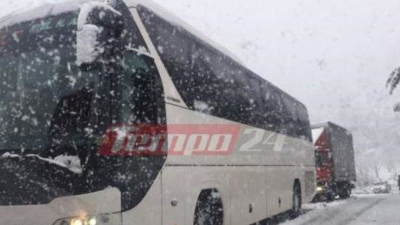 Απεγκλωβίστηκαν οι επιβάτες λεωφορείου που ακινητοποιήθηκε από τον χιονιά στα Καλάβρυτα