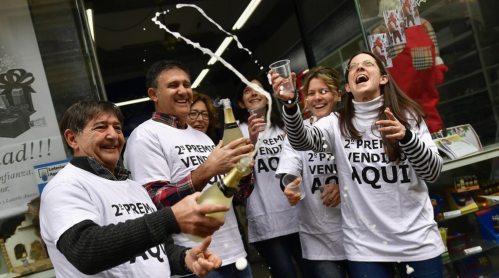 Πνίγηκαν στις …σαμπάνιες οι υπερτυχεροί του χριστουγεννιάτικου λαχείου στην Ισπανία – ΒΙΝΤΕΟ