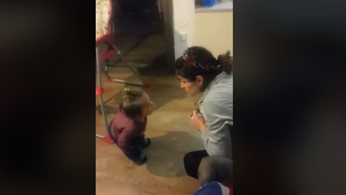 Το κοριτσάκι… επαναστάτρια που έγινε viral – ΒΙΝΤΕΟ