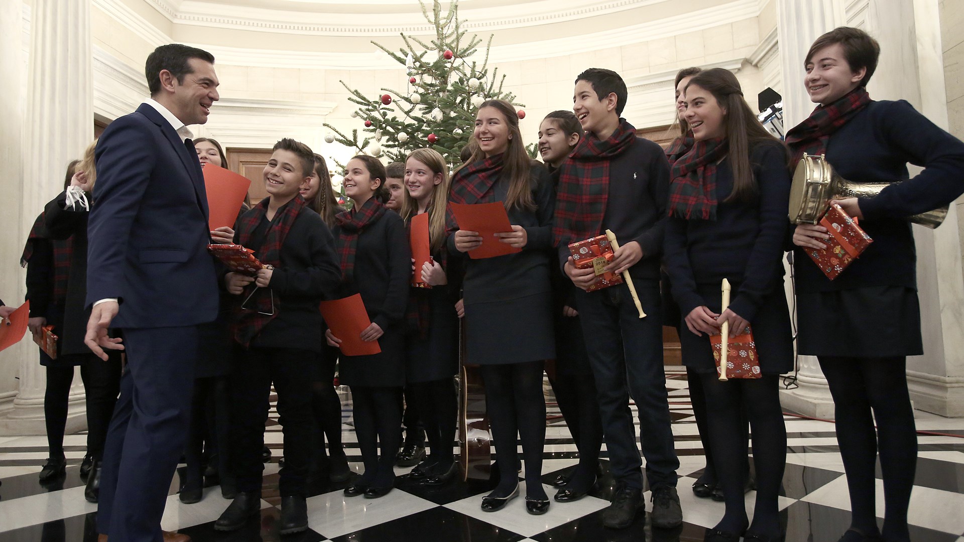Μαθητές είπαν τα κάλαντα στον Πρωθυπουργό- ΒΙΝΤΕΟ