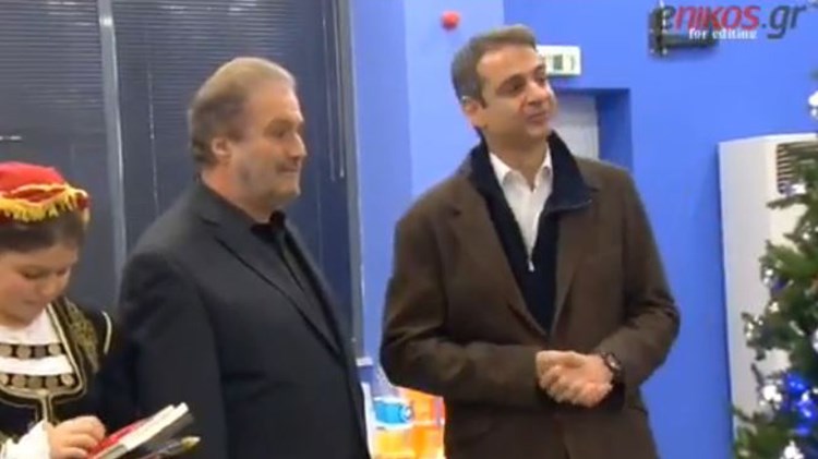 Κάλαντα και μαντινάδες είπαν στον Κυριάκο Μητσοτάκη – ΒΙΝΤΕΟ