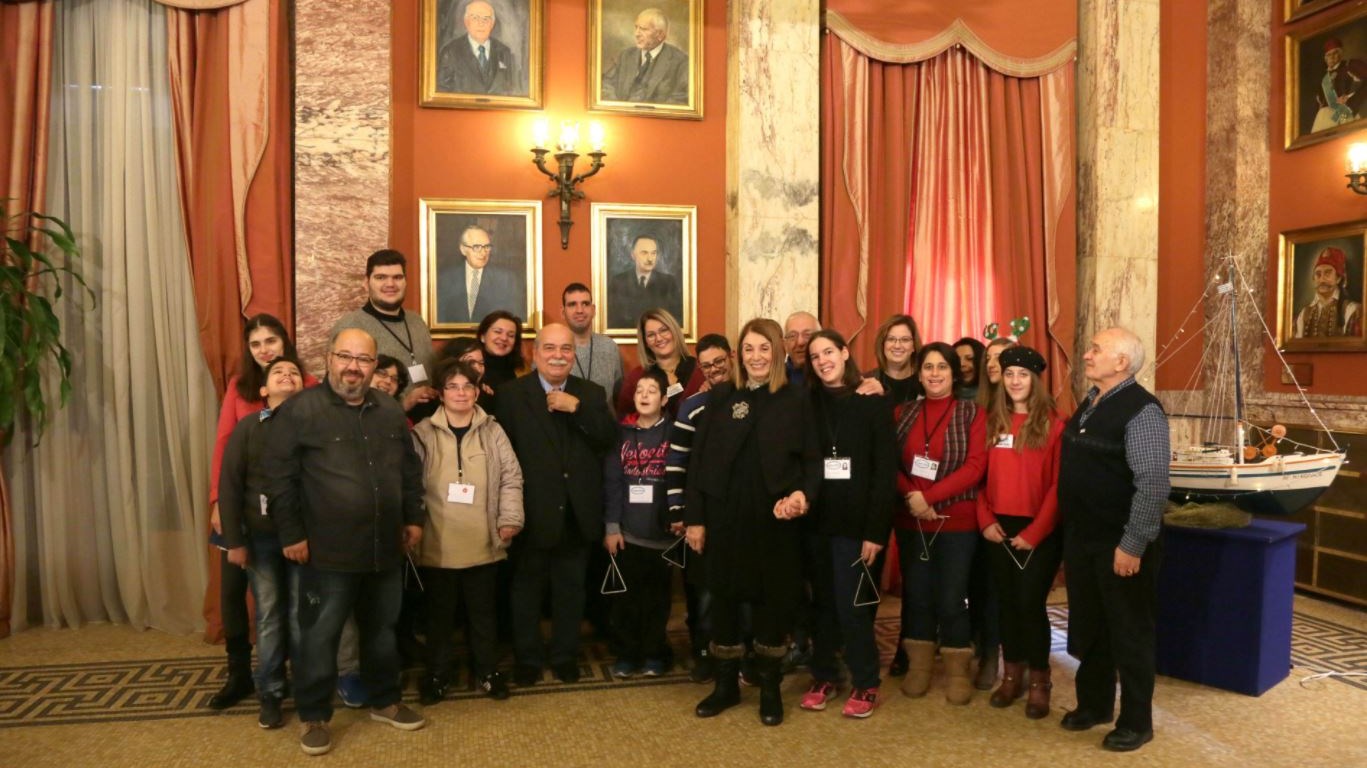 Χριστουγεννιάτικα κάλαντα, τραγούδια και παραδοσιακοί χοροί γέμισαν το Εντευκτήριο της Βουλής – ΦΩΤΟ