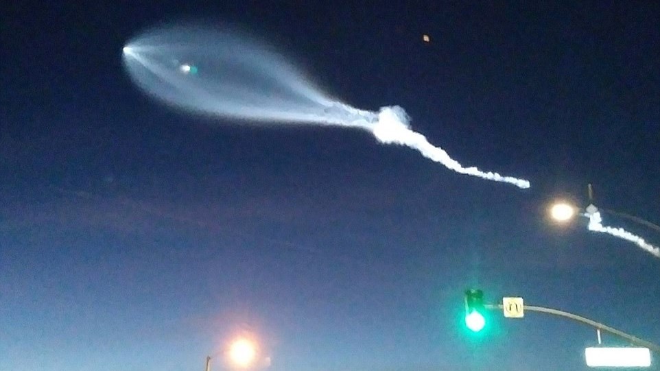 Αυτό είναι το ιπτάμενο αντικείμενο που προκάλεσε πανικό στο Λος Άντζελες – ΒΙΝΤΕΟ