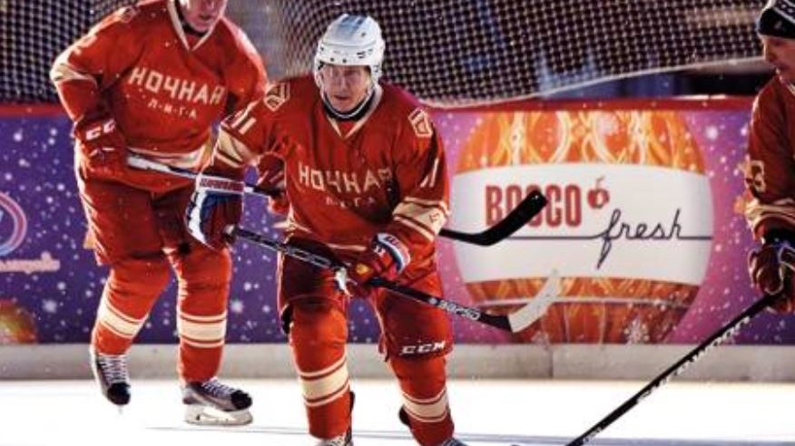 Ο Πούτιν έπαιξε χόκεϊ επί πάγου στην Κόκκινη Πλατεία – ΒΙΝΤΕΟ