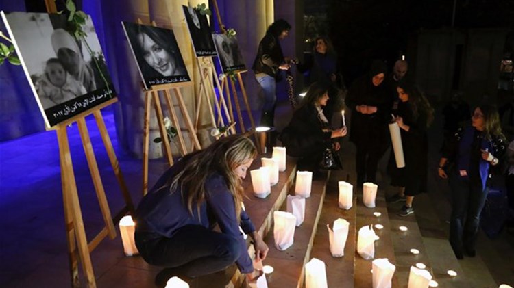 Διαμαρτυρία με αναμμένα κεριά για τη βία κατά των γυναικών στη Βηρυτό – ΦΩΤΟ