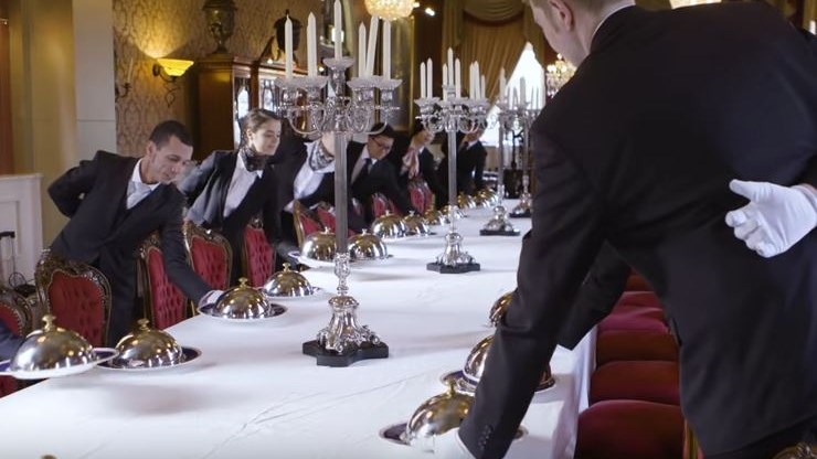 Η σχολή για μπάτλερ που κάνει θραύση στην Ολλανδία – ΒΙΝΤΕΟ