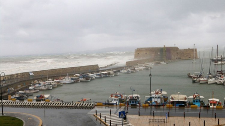 Λόγω των έντονων καιρικών φαινόμενων δεν μπορεί να “δέσει” πλοίο στο λιμάνι του Ηρακλείου – ΤΩΡΑ