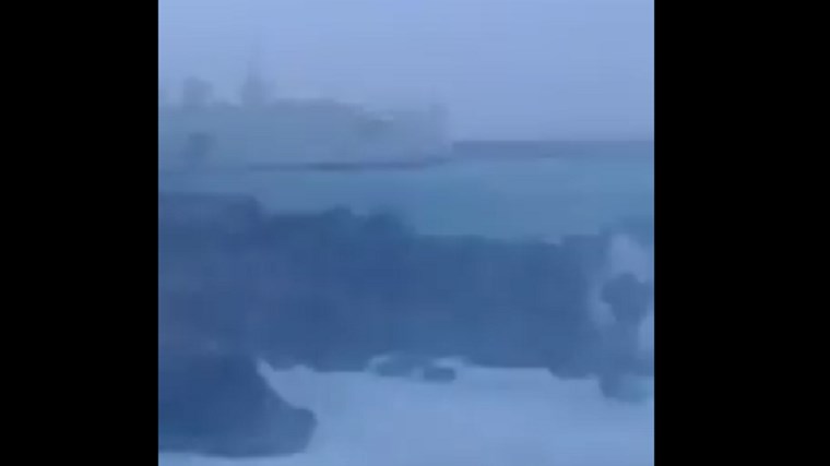 Πλοίο παλεύει με μποφόρ και κύματα για να «δέσει» στο λιμάνι του Ηρακλείου – ΒΙΝΤΕΟ