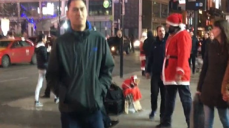 Μεθυσμένος έριξε μπουνιά στον … Άη Βασίλη – ΒΙΝΤΕΟ