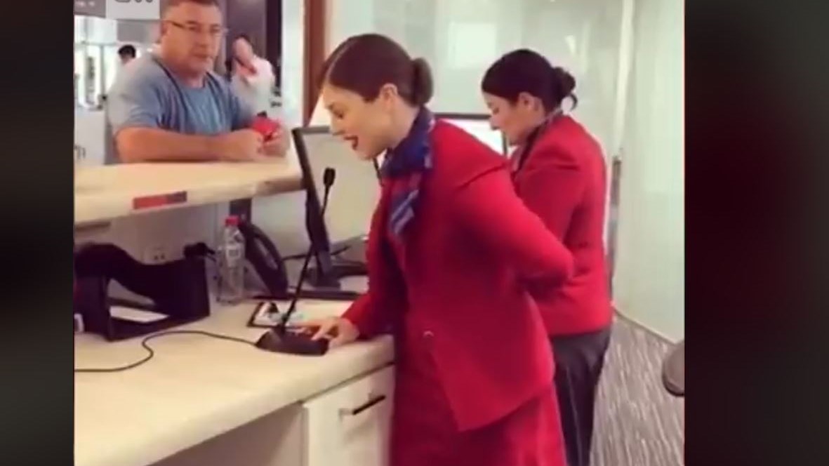 Η έκπληξη που έκανε υπάλληλος αεροδρομίου σε επιβάτες – ΒΙΝΤΕΟ