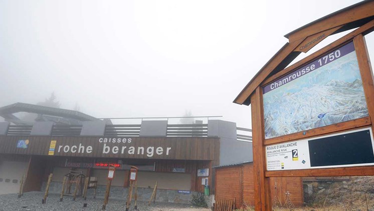 Σε εξέλιξη επιχείρηση διάσωσης στην Γκρενόμπλ – Τουλάχιστον 100 εγκλωβισμένοι σε τελεφερίκ – ΒΙΝΤΕΟ