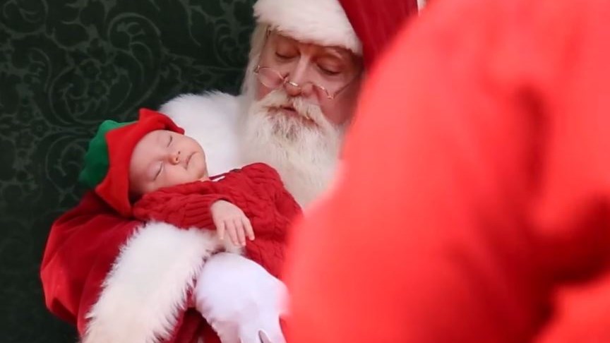 Μωρό αποκοιμήθηκε στην αγκαλιά του Άγιου Βασίλη – ΒΙΝΤΕΟ