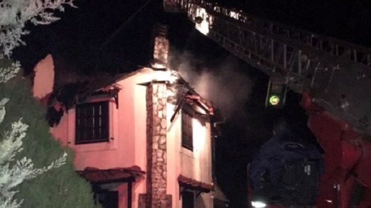 Κάηκε ολοσχερώς στέγη σπιτιού στο Κιλελέρ – ΦΩΤΟ