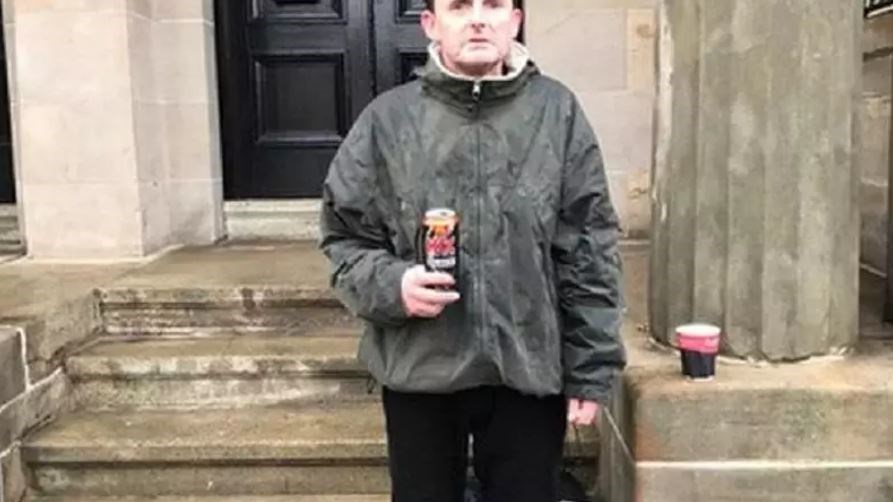 Άστεγος περίμενε για ώρες στη βροχή για να μην κλαπούν τα λεφτά ενός αγνώστου