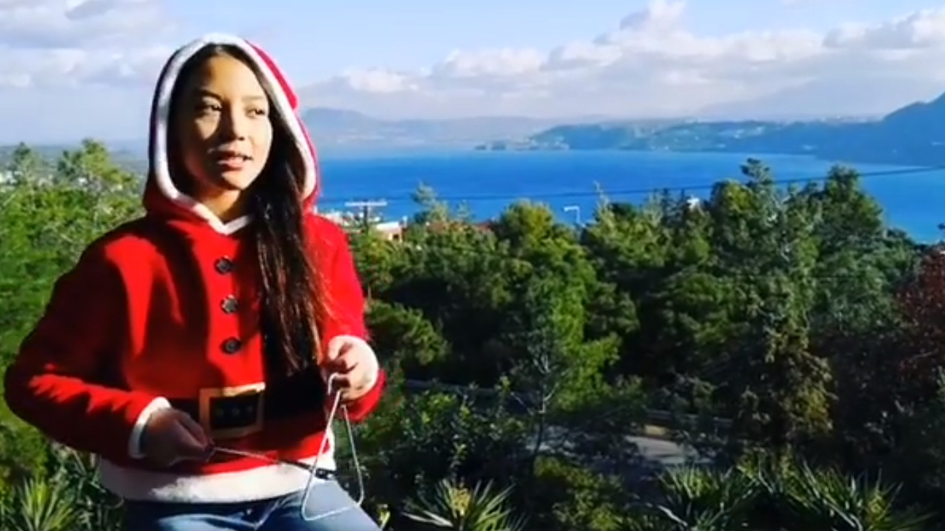 Η βαφτιστήρα του Θεοδωράκη λέει τα κάλαντα – ΒΙΝΤΕΟ