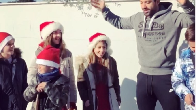 Ο Τανιμανίδης τραγουδάει τα κάλαντα – ΒΙΝΤΕΟ